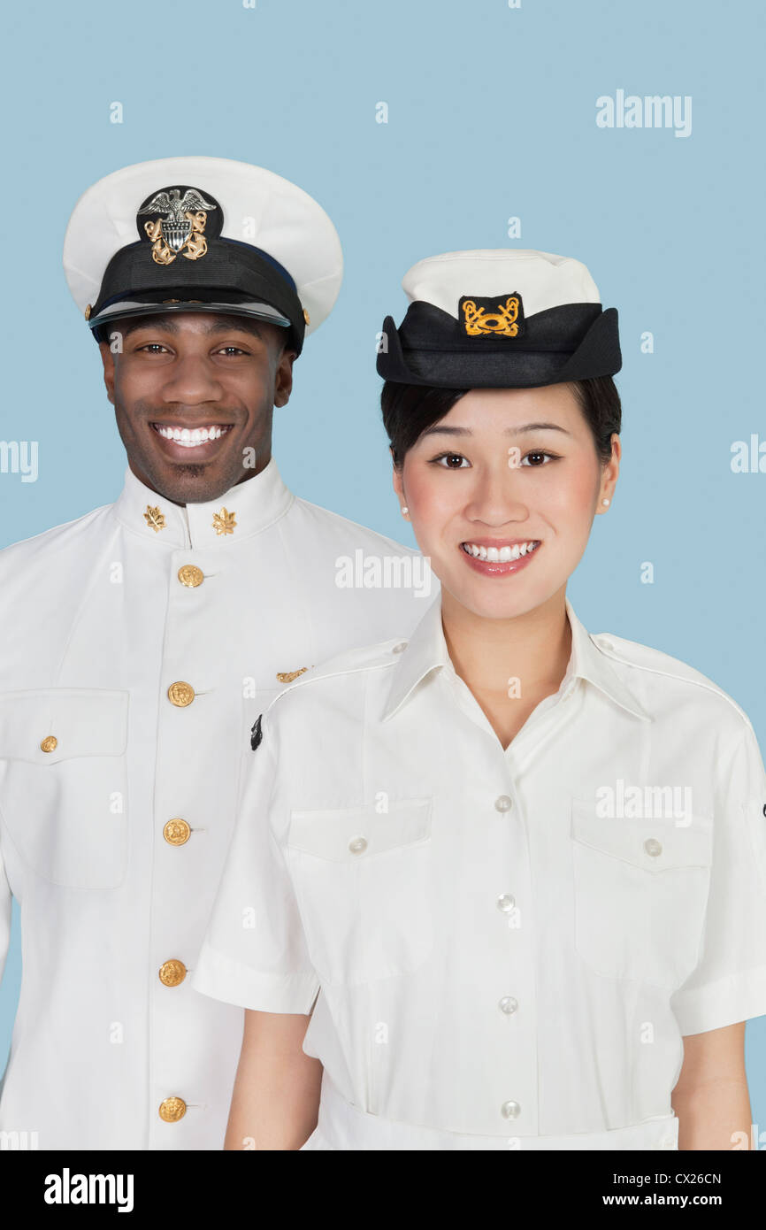Porträt des multi-ethnischen US Navy Offiziere lächelnd auf hellblauem Hintergrund Stockfoto