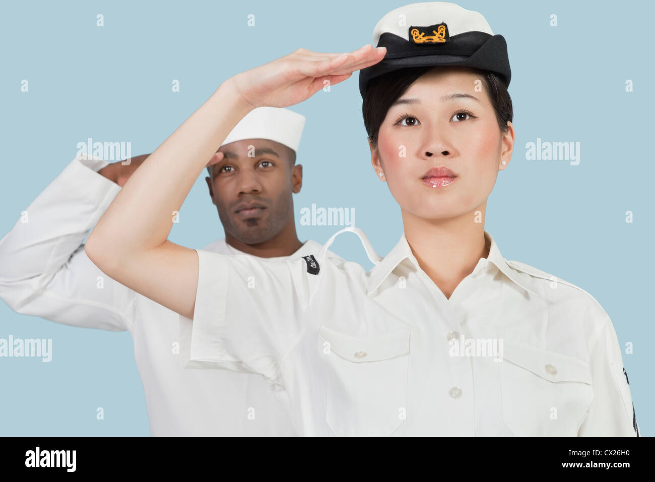 Porträt von schweren weiblichen Offizier der US Navy und männliche Matrose auf hellblauem Hintergrund grüßen Stockfoto