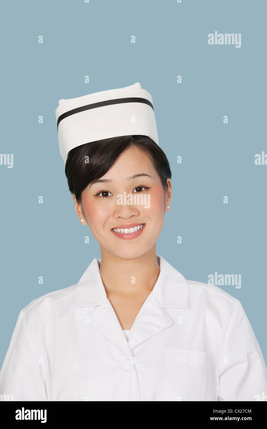 Porträt eines glücklichen hübsche Arztes über hellblauen Hintergrund Stockfoto