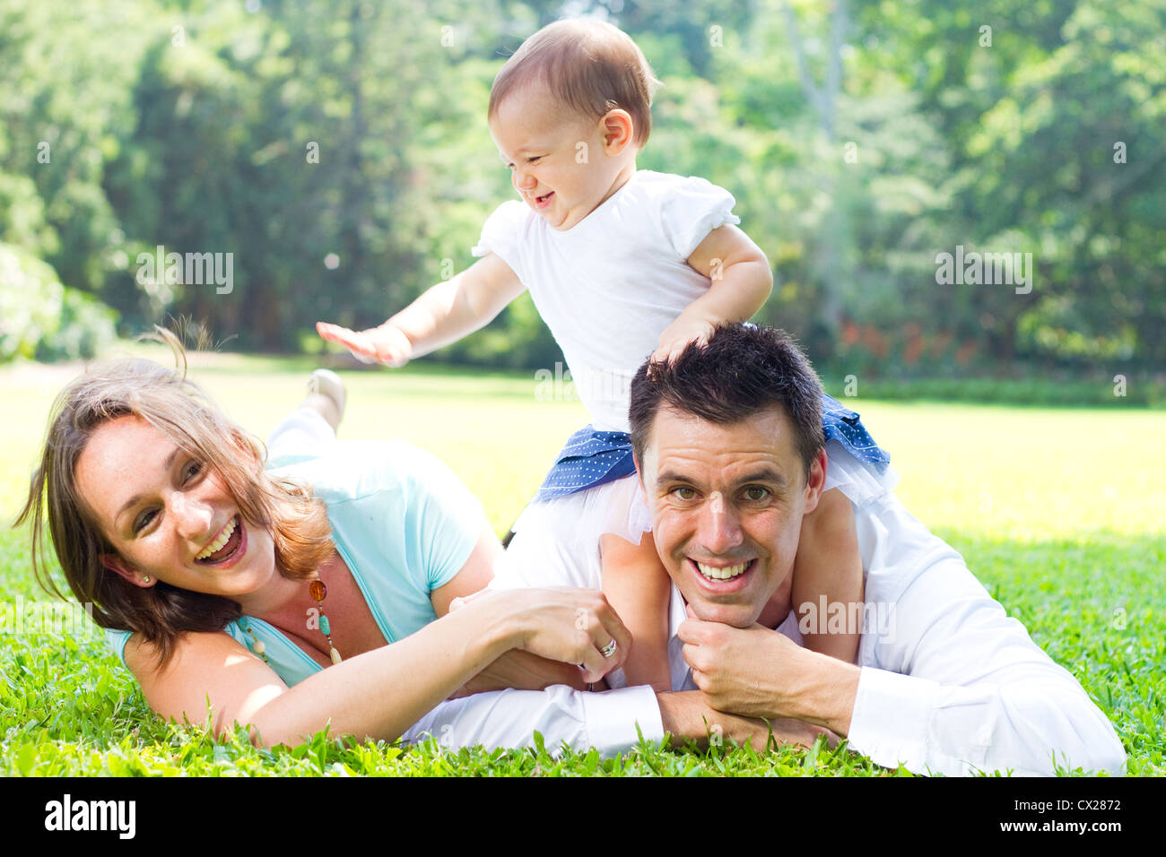 glückliche Zeit mit der Familie im freien Stockfoto