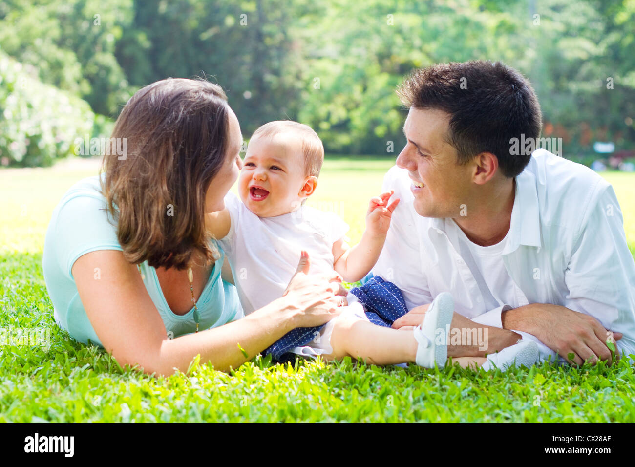 sehr nette junge Familie im park Stockfoto
