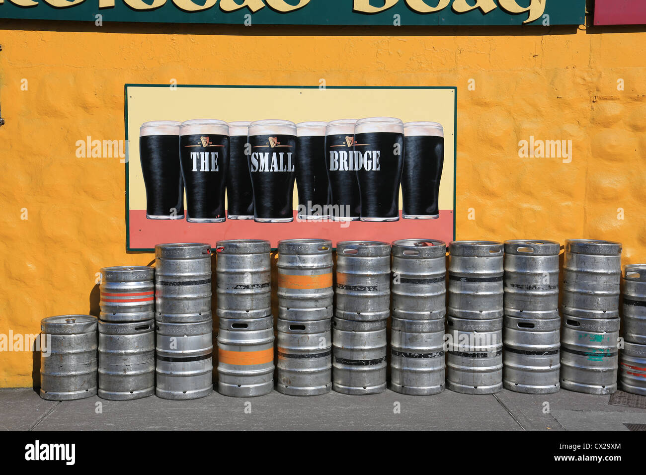 Irland, co Grafschaft Kerry, Dingle Halbinsel Sammlung von leeren Bierfässern vor einem Pub auf wilden Atlantik Weg Stockfoto