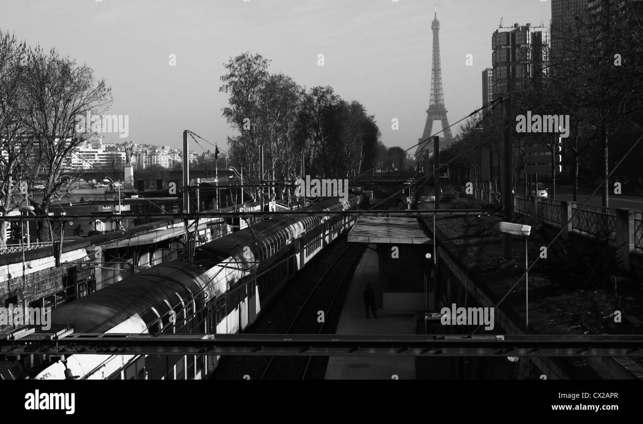 Foto zeigt die Transport-Seite von Paris mit dem Zug in Richtung Eiffelturm und in schwarz-weiß umgewandelt Stockfoto