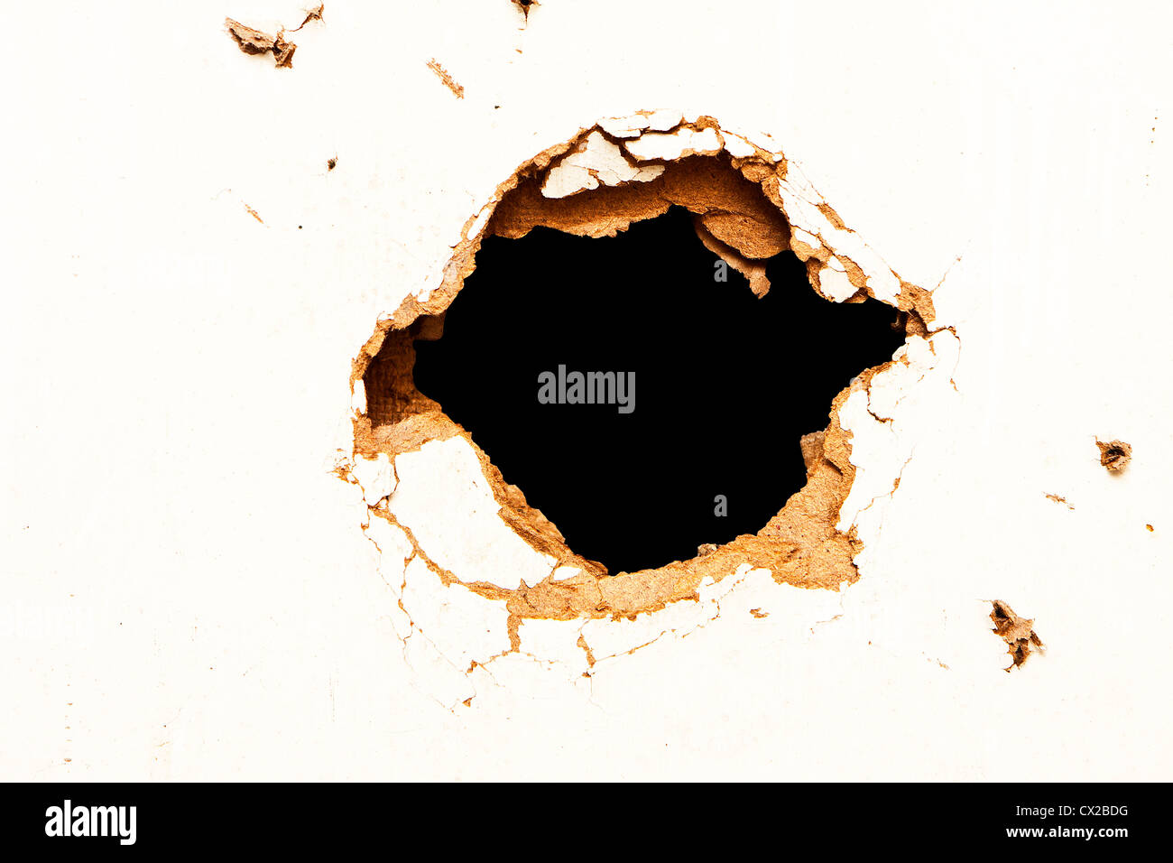 Loch in die Faserplatten auf schwarzem Hintergrund. Stockfoto