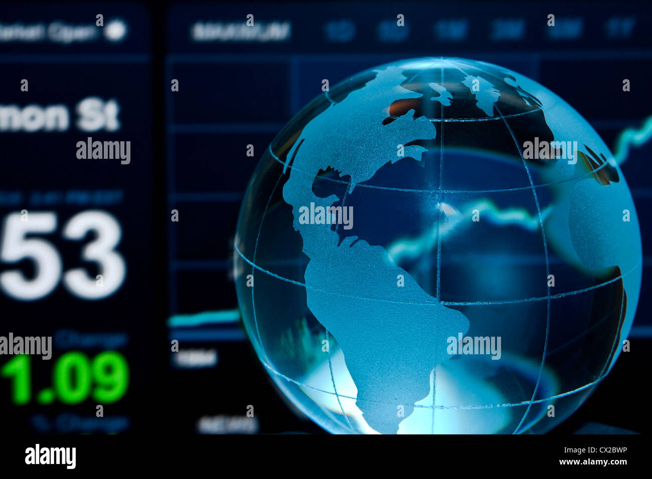 Glaskugel über Bestandsdaten auf Bildschirm Stockfoto