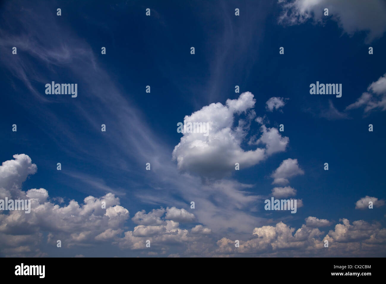 Wunderschöne blaue dramatischer Himmel mit einigen weißen Wolken. Stockfoto