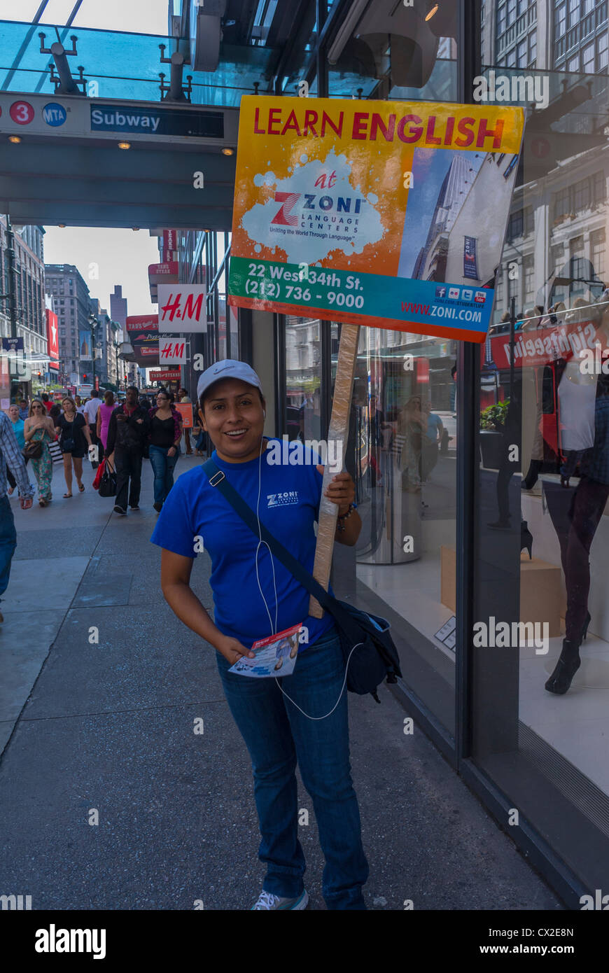 New York, NY, USA, ungerade Menschen auf der Straße, Frau mit Schilder, Englisch Unterricht, in Midtown Manhattan, Commercial ad Stockfoto