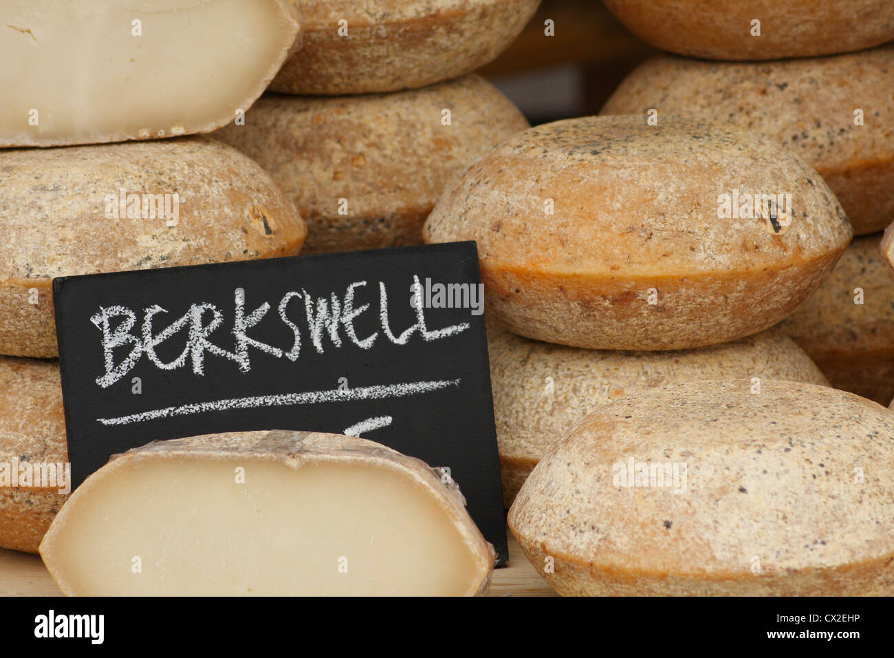 Runden von Berkswell Käse mit Schwarten zu verkaufen Stockfoto