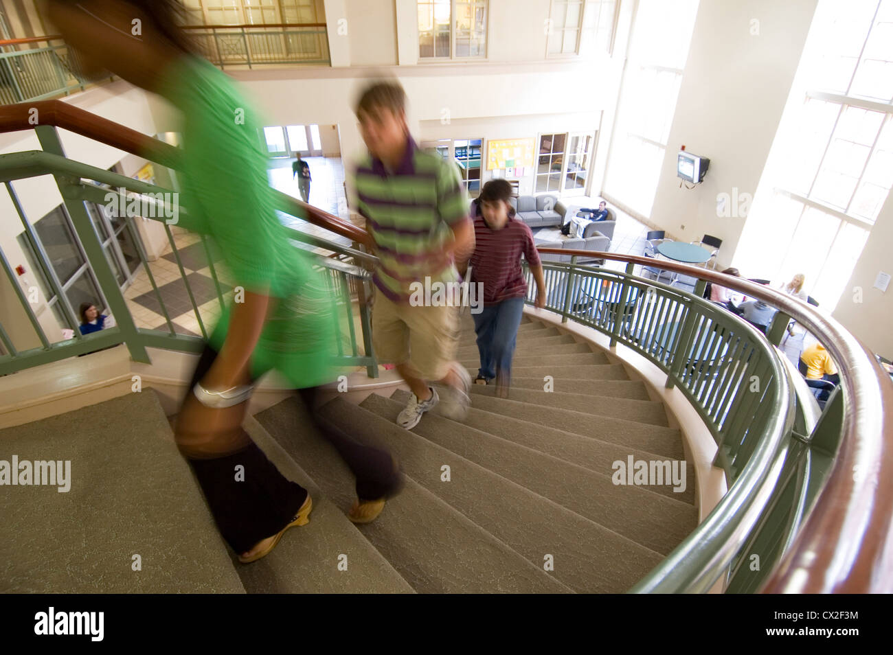 College-Studenten steigen Treppen, wie sie zwischen den Klassen gehen. Stockfoto