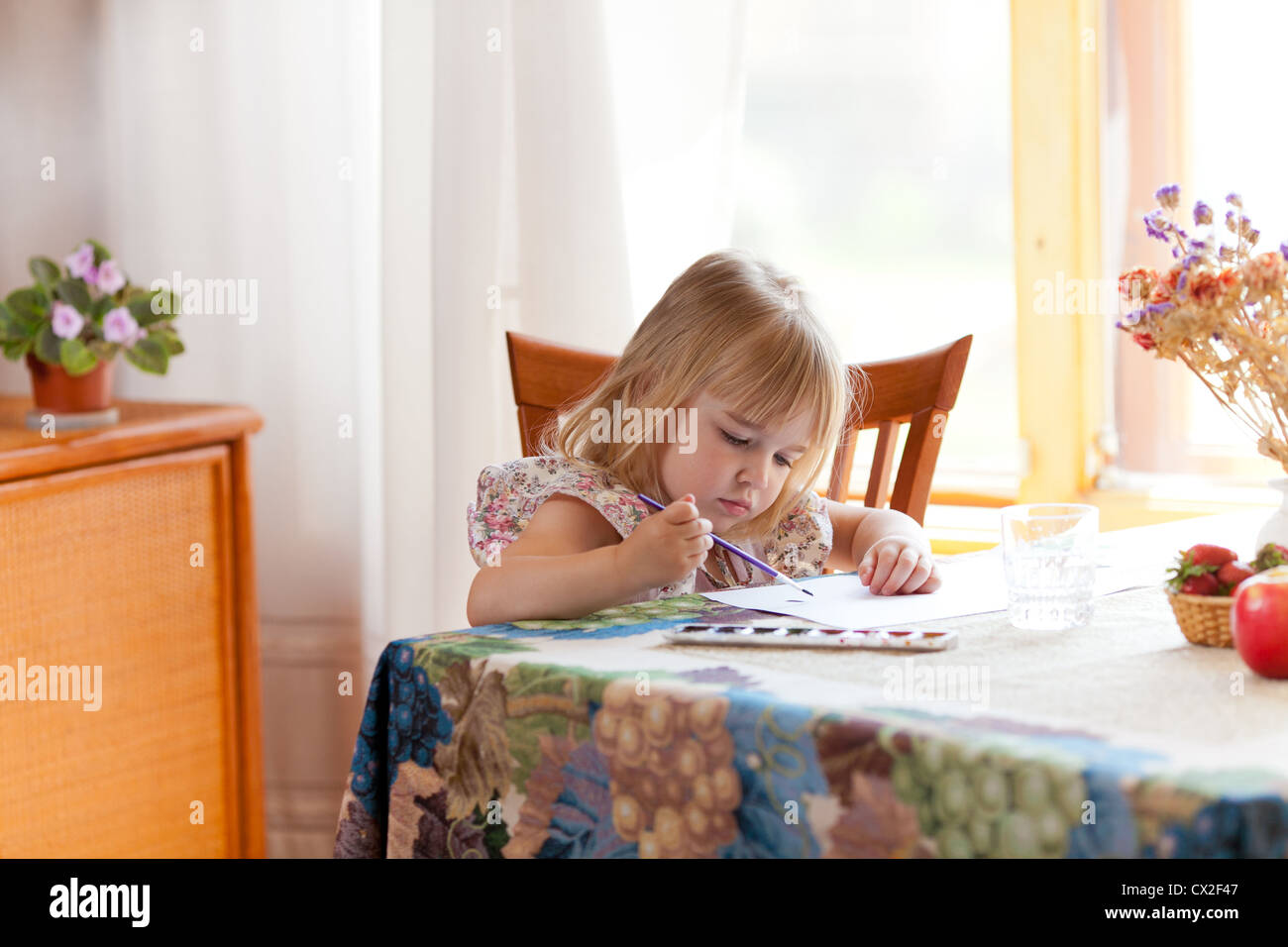 Kleines Mädchen Malerei Bild mit Aquarell Stockfoto
