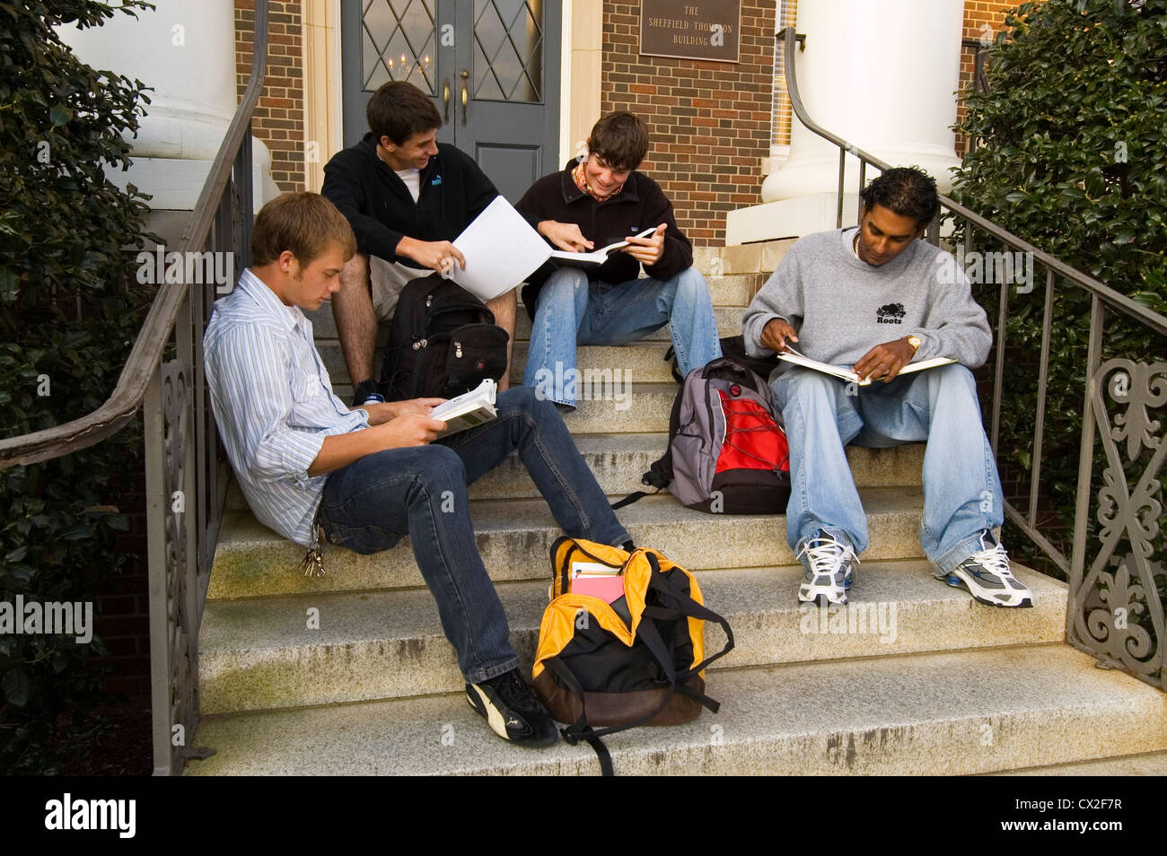 Männliche Studenten Studie zwischen Klassen auf den Stufen der akademischen Gebäude. Stockfoto