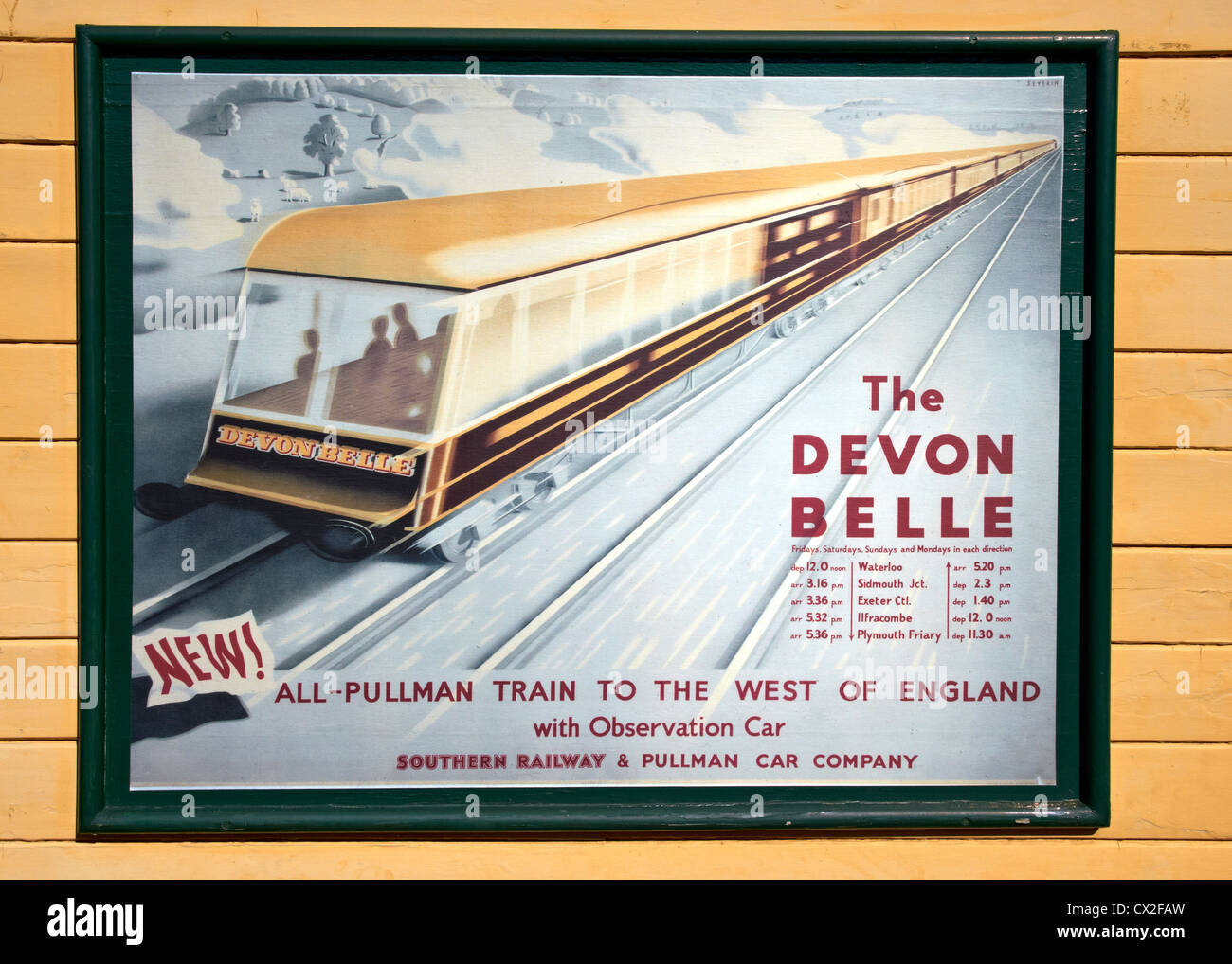 Kopien der Southern Railway "Plakate aus den 1930er Jahren an der Wand einer erhaltenen Dampf-Ära-Station. Stockfoto