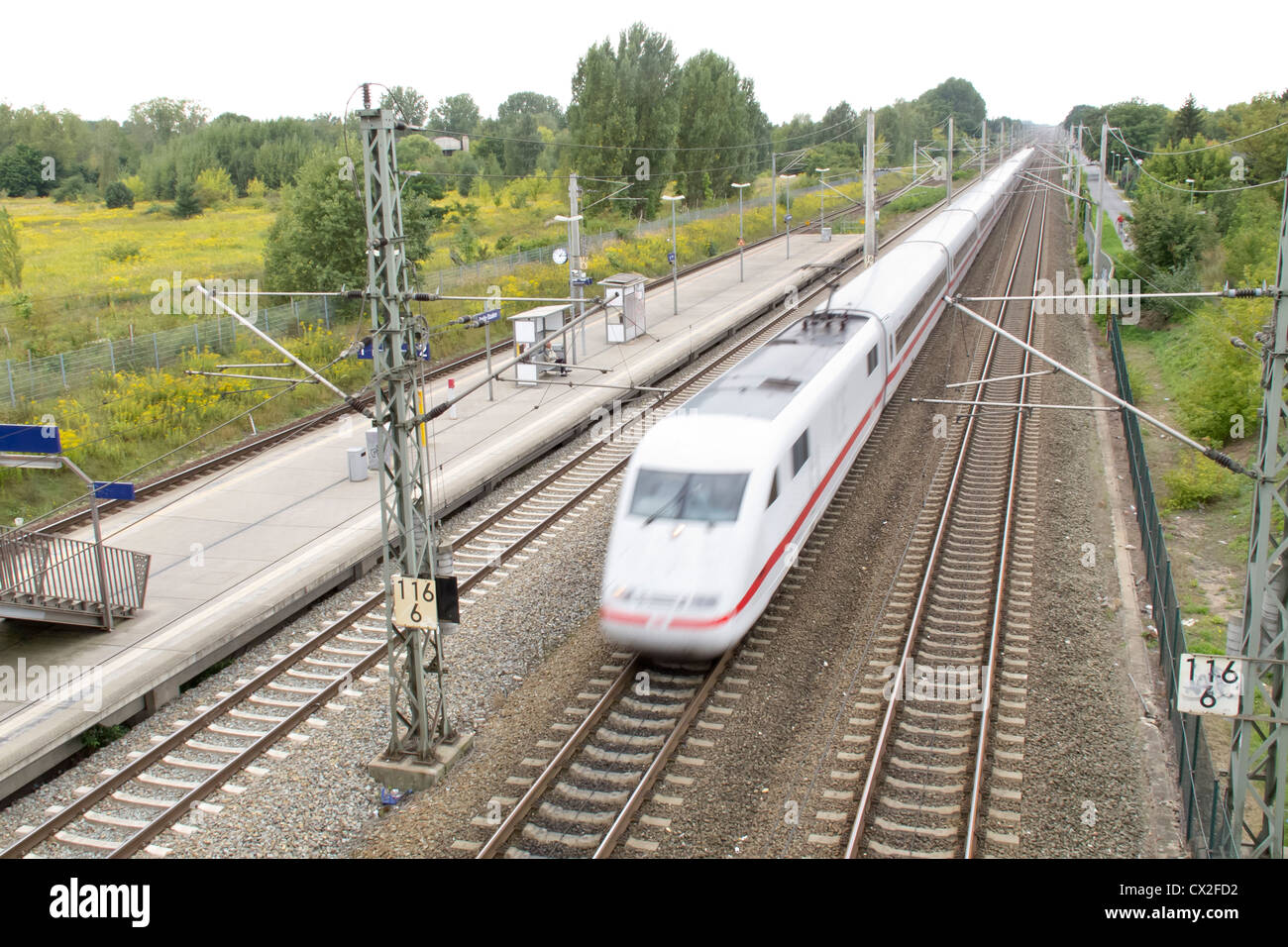 Der Berliner Mauer Region in Staaken, West-Berlin eine deutsche Hochgeschwindigkeits Zug auf der Hauptstrecke Stockfoto