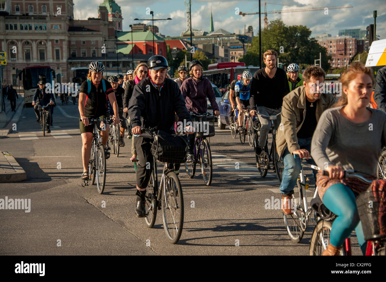 Pendler auf dem Fahrrad vorbei an Altstadt Gamla Stan in Stockholm Schweden Stockfoto