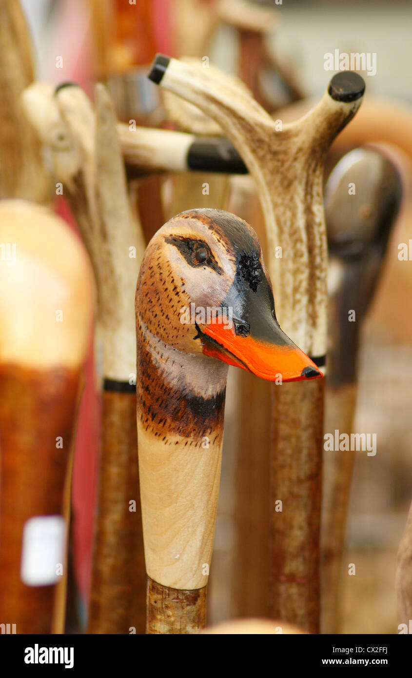 Holz-Walking-Stöcke geformt als Kopf der Ente zu verkaufen Stockfoto