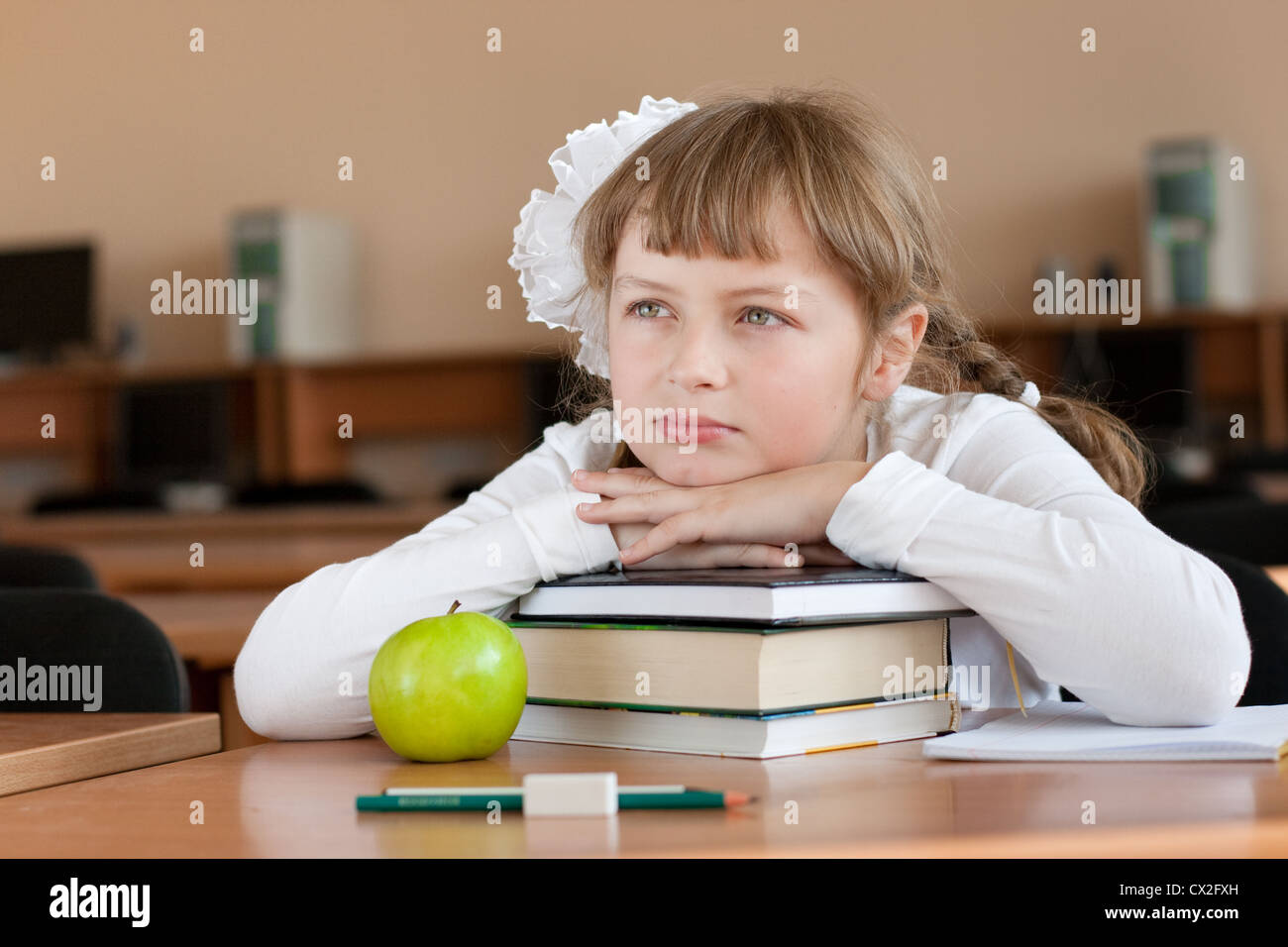 Schulmädchen Porträt an Schulbank mit ihren Büchern Stockfoto