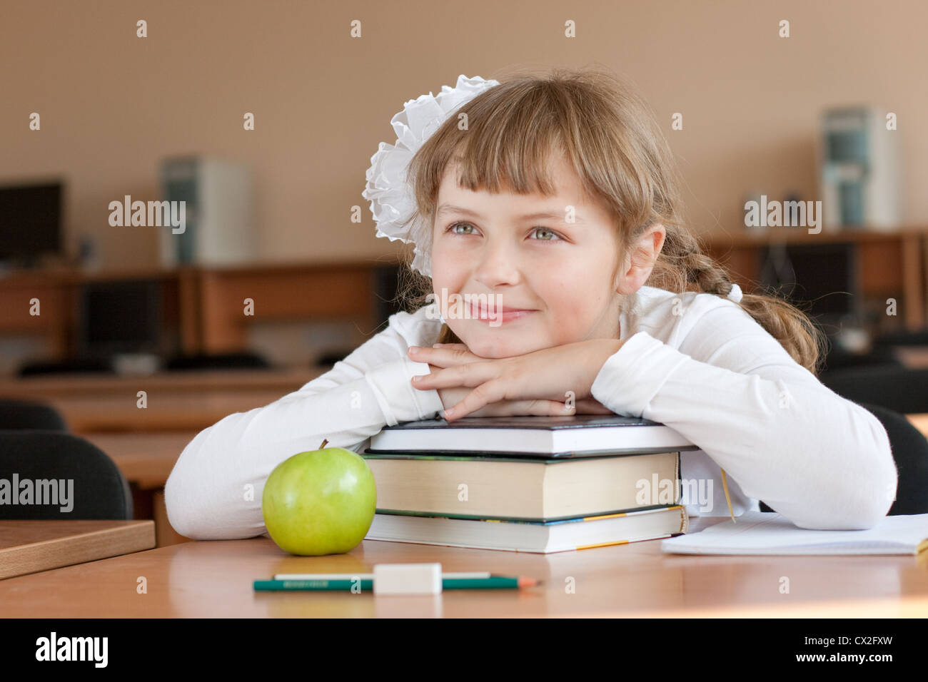 Schulmädchen Porträt an Schulbank mit ihren Büchern Stockfoto
