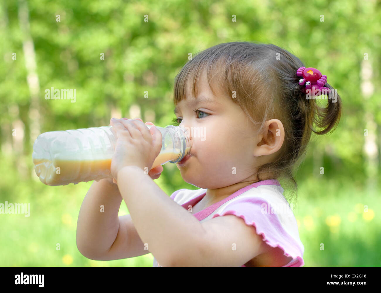 Kleines Mädchen Portrait Milchgetränk trinken Stockfoto