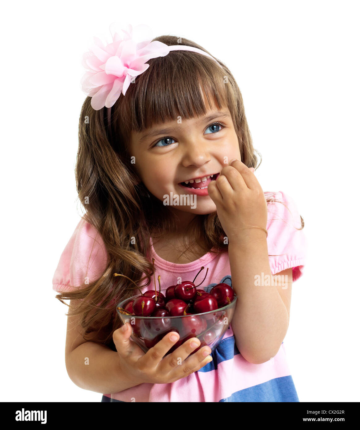 kleines Mädchen mit Kirsche Beeren Schüssel im Studio isoliert Stockfoto