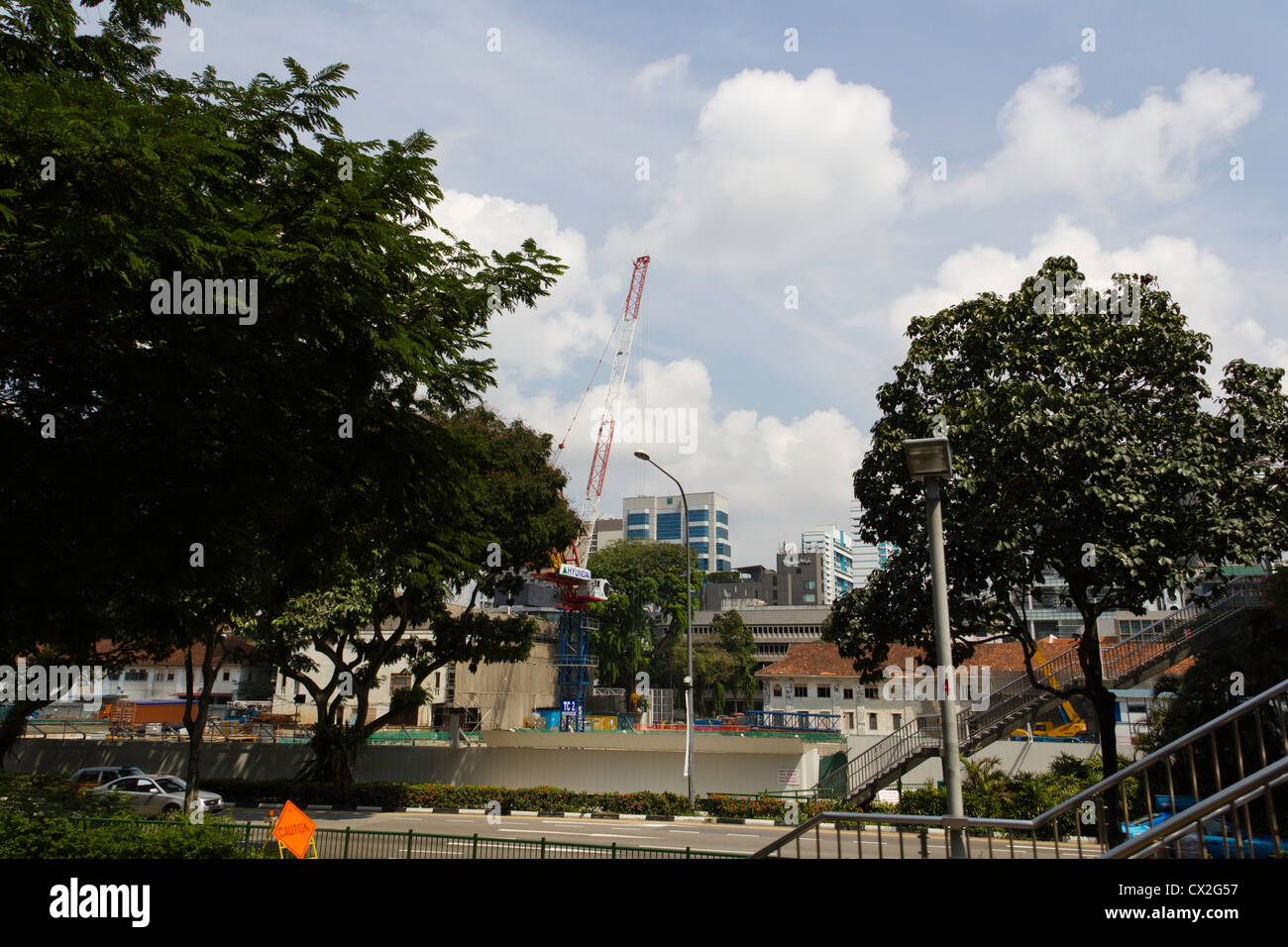 Die Bauarbeiten laufen in Singapur. Direkt neben der Suntec City gab es ein Grundstück mit vielen Bauarbeiten los. Stockfoto