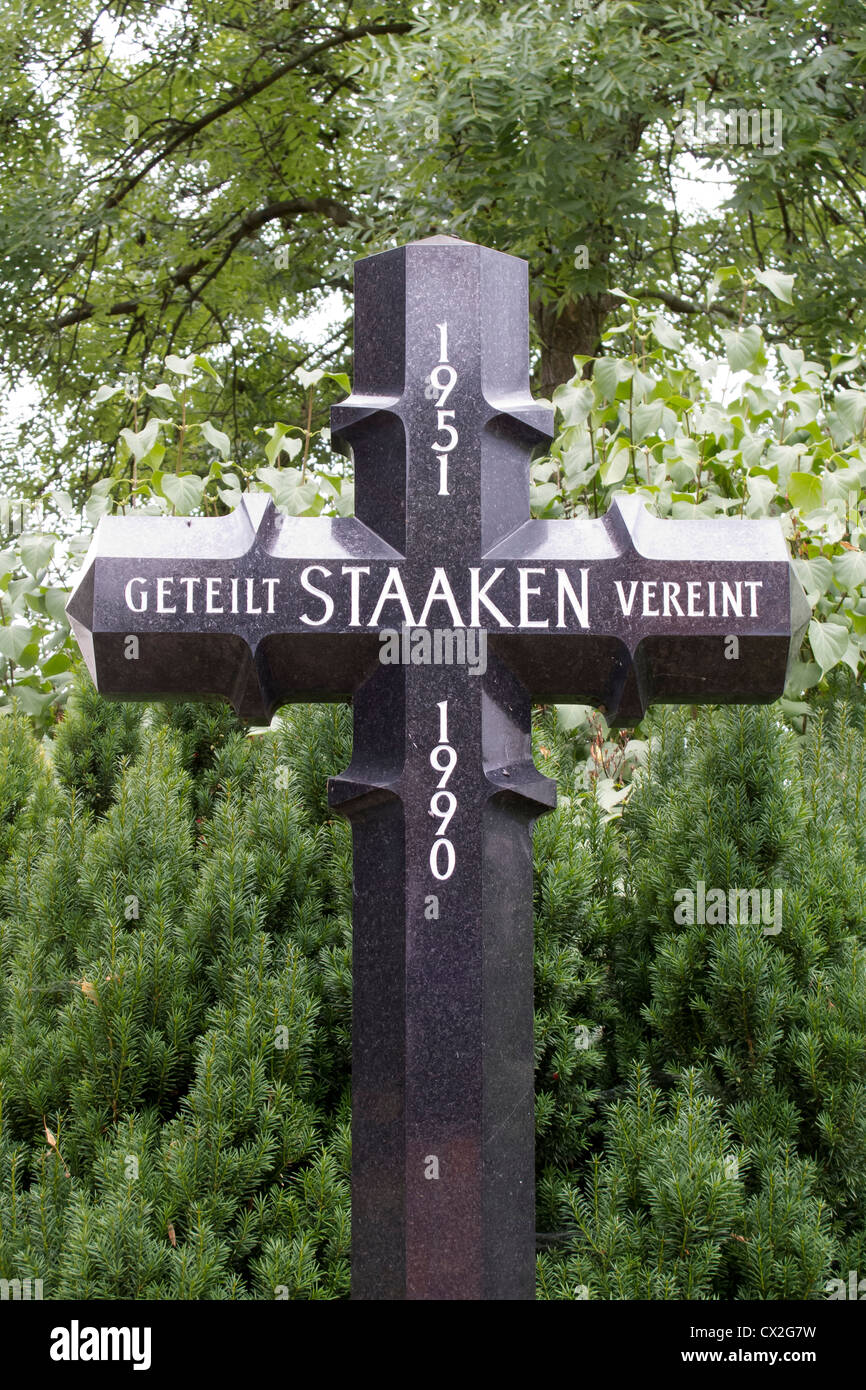 Der Berliner Mauer Region in Staaken, West-Berlin ein Kreuz erinnert das geteilte Dorf Stockfoto