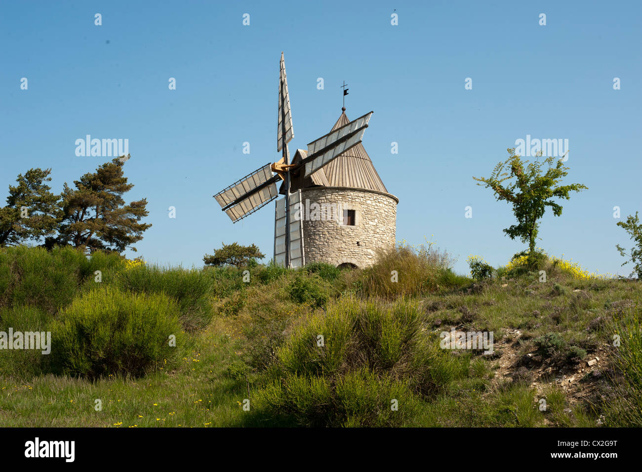 Alte Windmühle in der Luberon Region der Provence, Frankreich Stockfoto