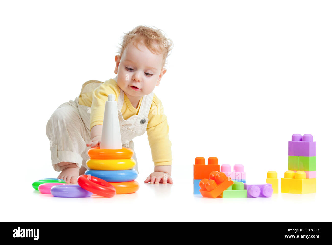 Niedlichen kleinen Jungen spielen bunte Spielzeug isoliert auf weiss Stockfoto