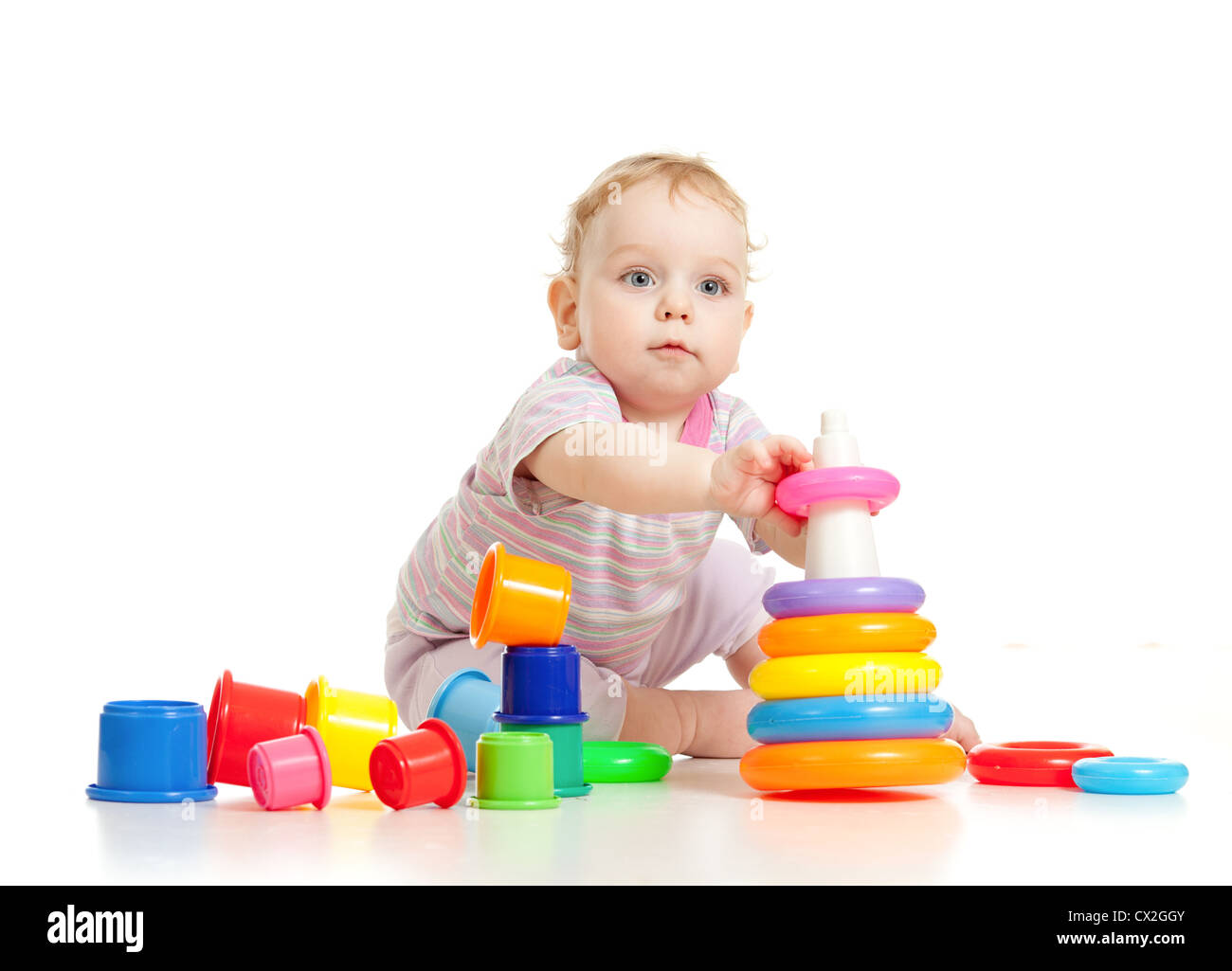 Niedlichen kleinen Jungen spielen bunte Spielzeug isoliert auf weiss Stockfoto