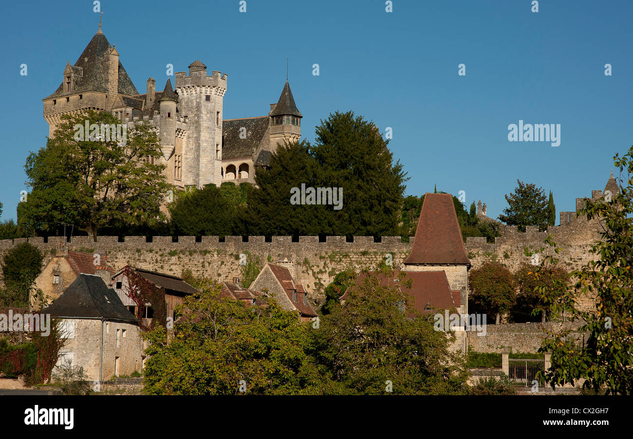 Französische Schloss und Dorf in der Dordogne im Südwesten Frankreichs Stockfoto