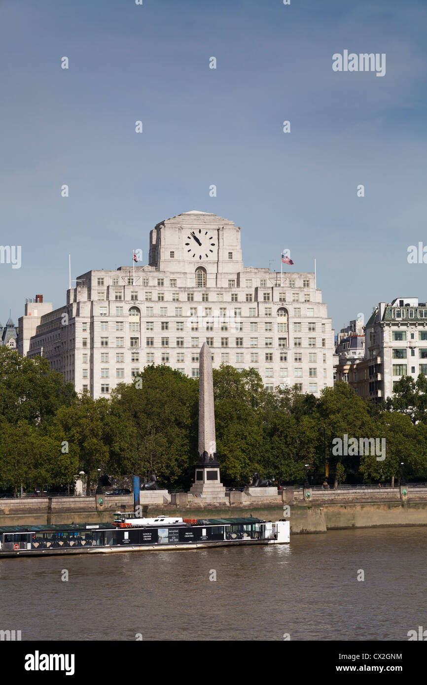Shell Mex Haus und Kleopatras Nadel an der Themse in London. Stockfoto