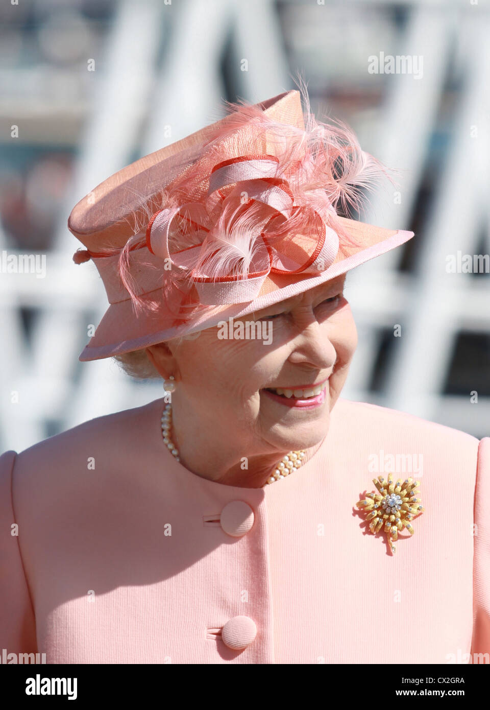 Königin Elizabeth II genießt eine Royal Engagement in Cowes auf der Isle Of Wight am 25. Juli 2012 Stockfoto