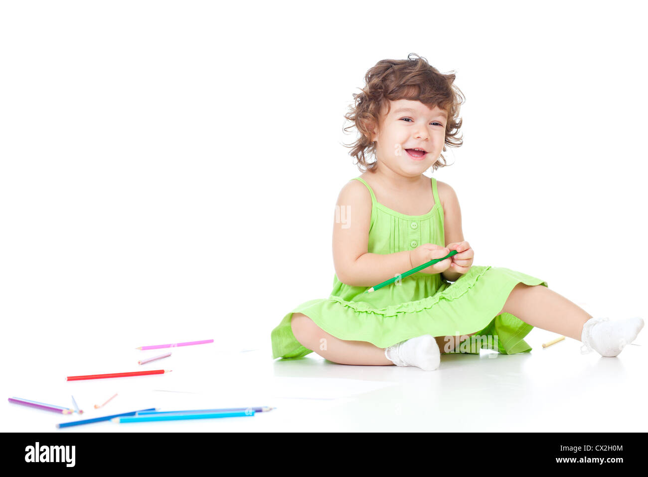 Kleines Mädchen mit Farbstiften zeichnen Stockfoto