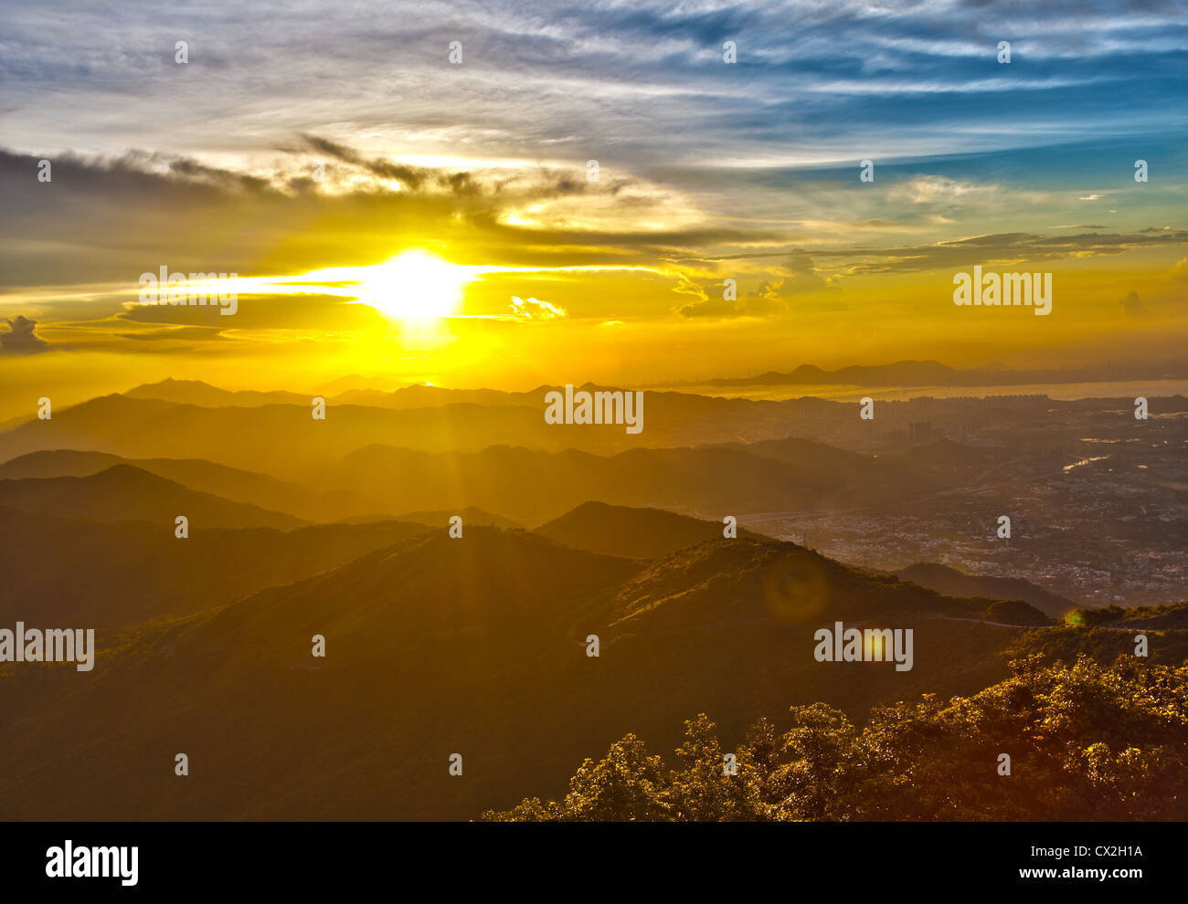 Majestätischen Sonnenuntergang inmitten der Berge Stockfoto