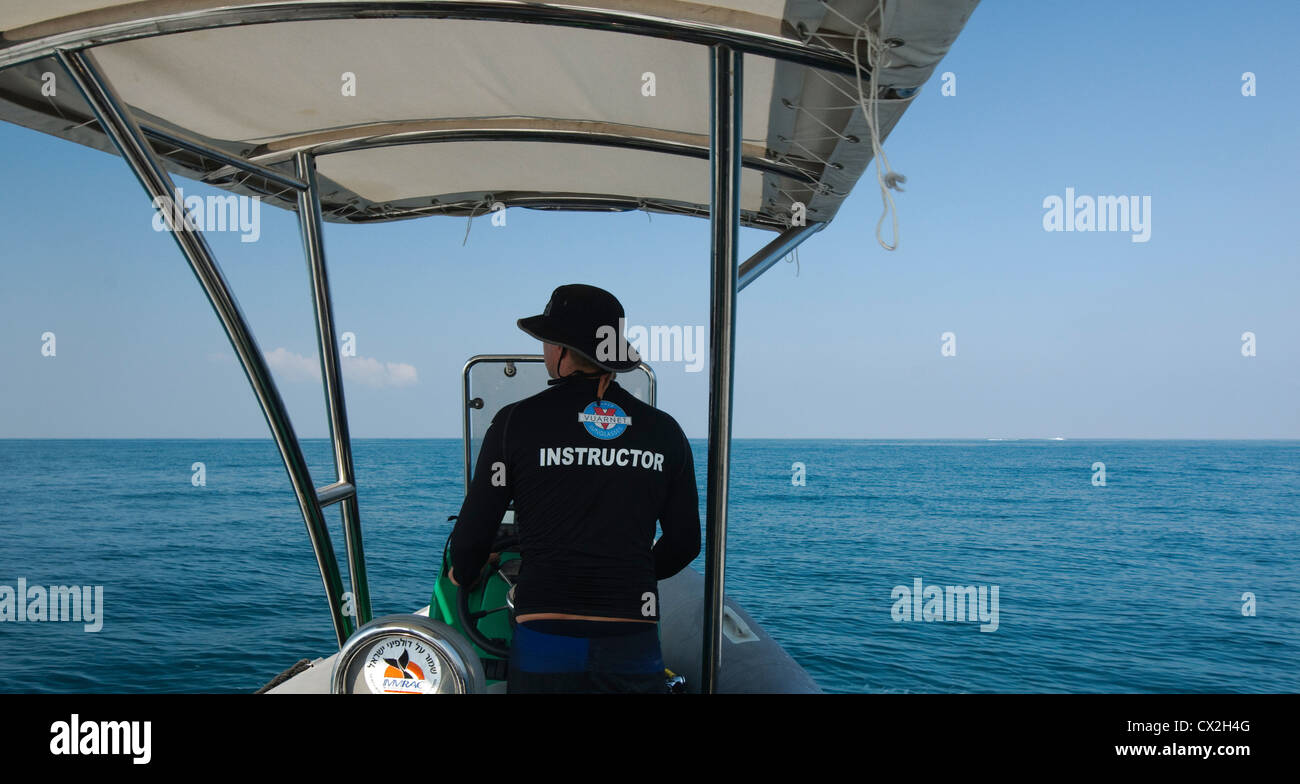 Ein RIB (Rigid geschält) Schlauchboot Instruktor am Steuer Stockfoto