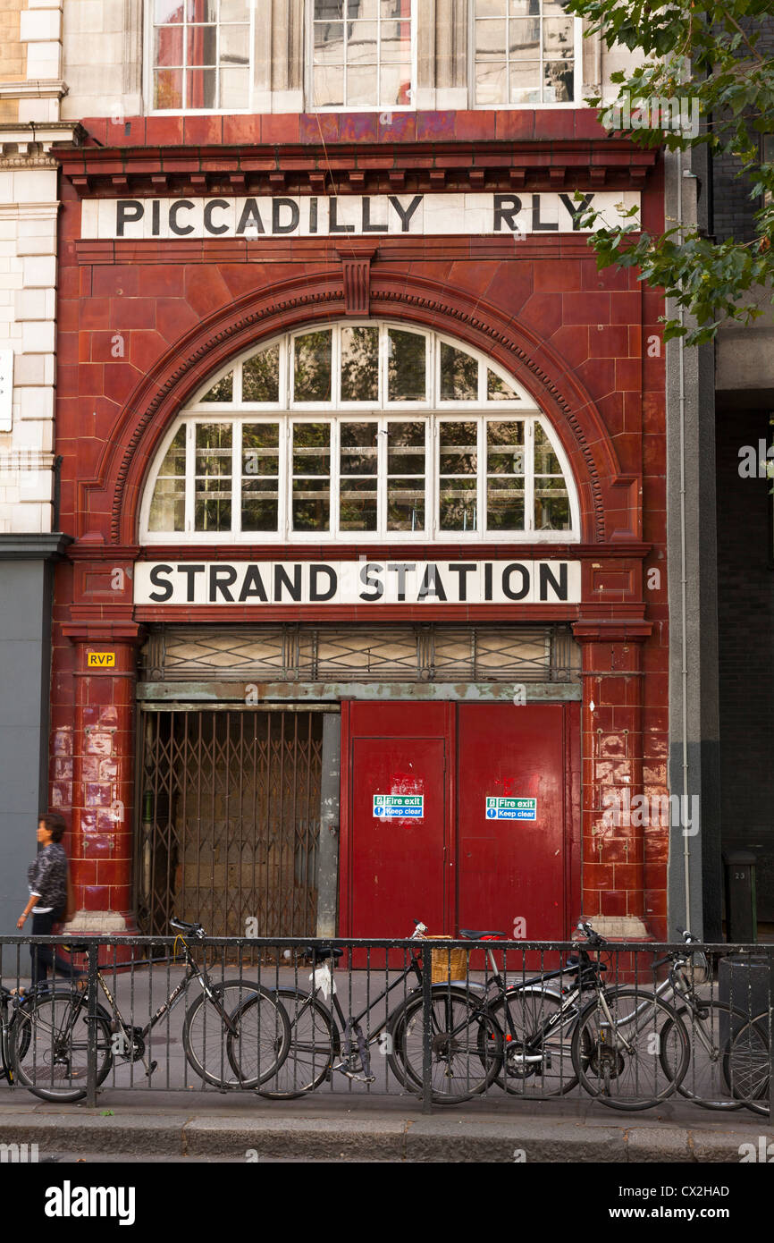 Vorne zum stillgelegten u-Bahnhof der Strang auf der Piccadilly Line in den Strang. Stockfoto