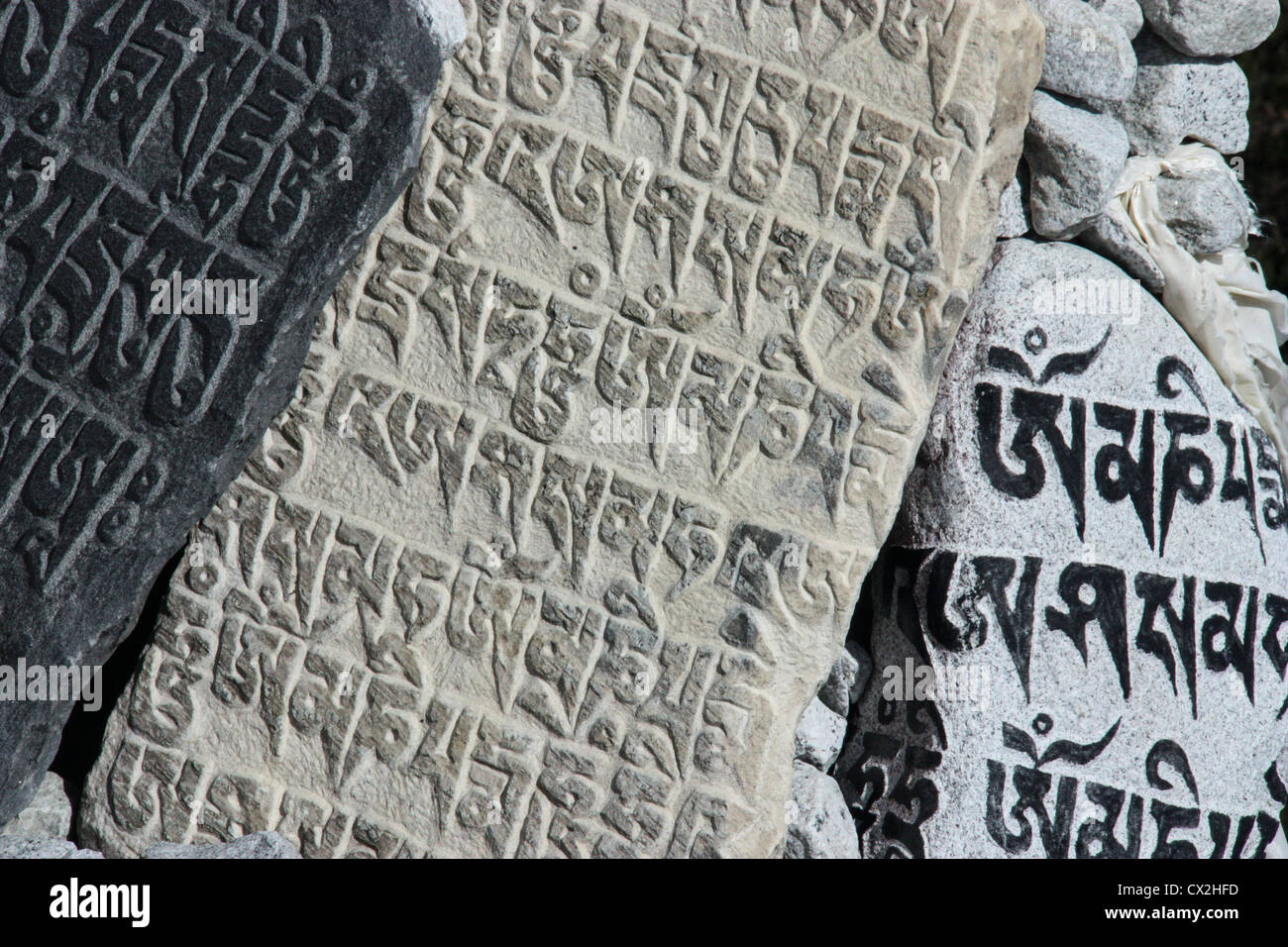 "Mani" Stein, Darstellung buddhistische Mantra "Om Mani Padme Hum"-'Gegrüßet seist du, das Juwel im Lotus, das Juwel wird der Buddha', Nepal Stockfoto