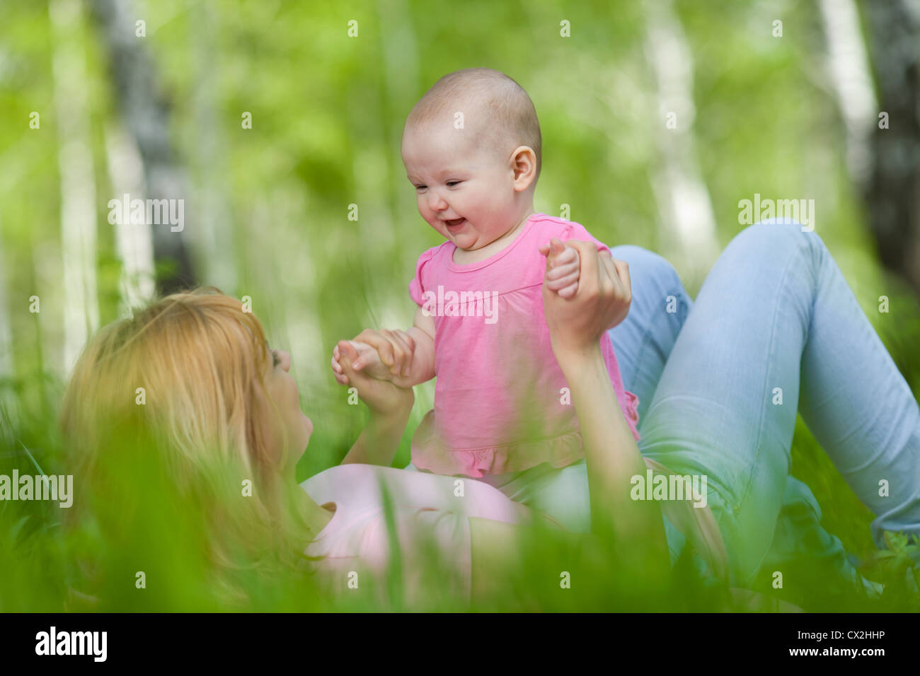 Mutter und Tochter in Birke Frühlingspark Stockfoto
