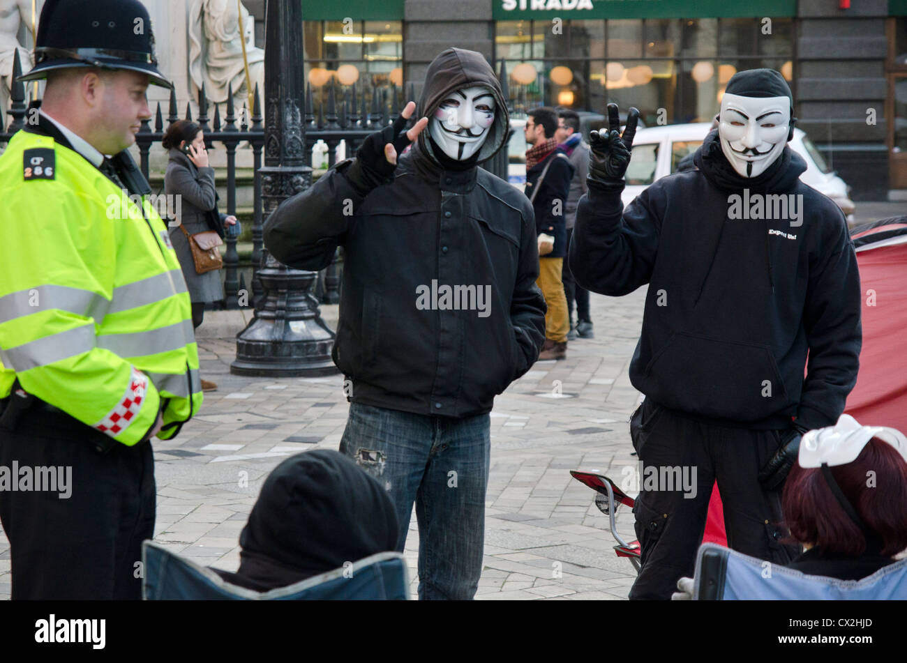 ST-PAUL-KATHEDRALE-POLIZIST STEHEN NEBEN ANTI-KAPITALISMUS DEMONSTRANT Stockfoto