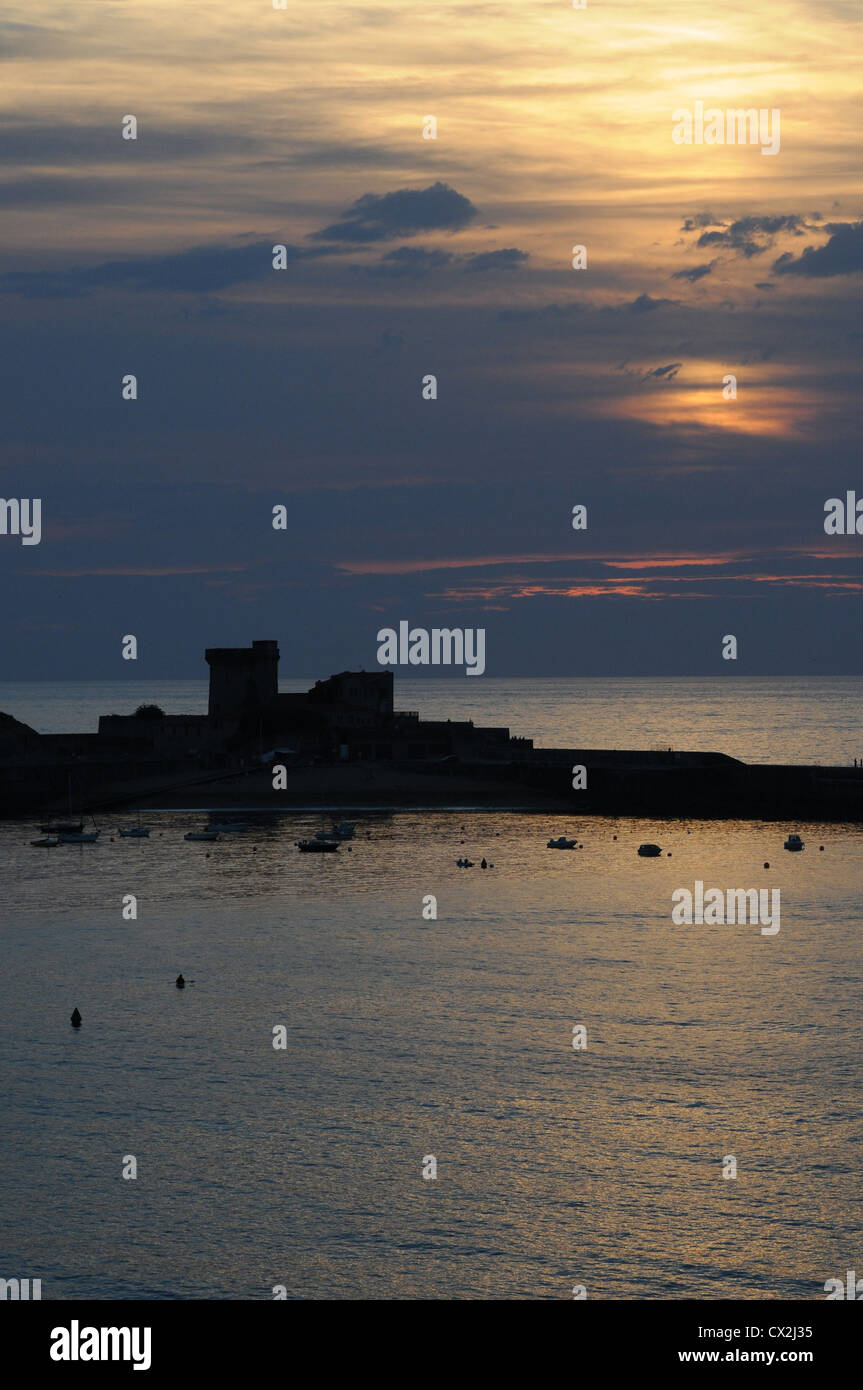 Sonnenuntergang über Forte de Socoa am Eingang zum Hafen, St Jean de Luz, Frankreich Stockfoto