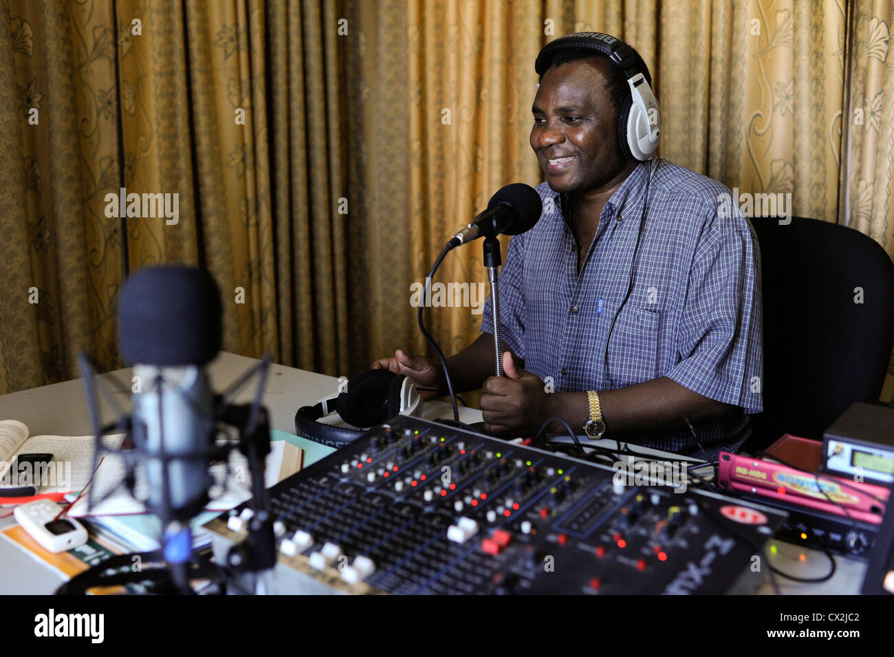 Afrika SUDAN Bahr al Ghazal region, Seen, Stadt Rumbek, katholische Priester Don Bosco Ochieng Onyalla bei Radio Station gute Nachrichten der katholischen Kirche Stockfoto