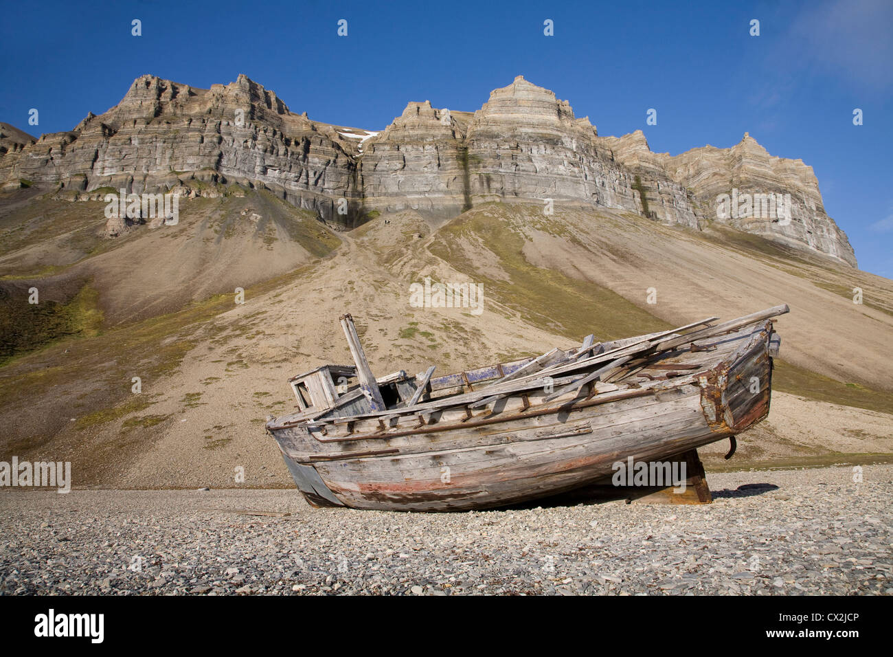 Hölzerne zerstörten Fischerboot auf Kies Strand von Skansbukta, Svalbard, Spitzbergen gestrandet Stockfoto