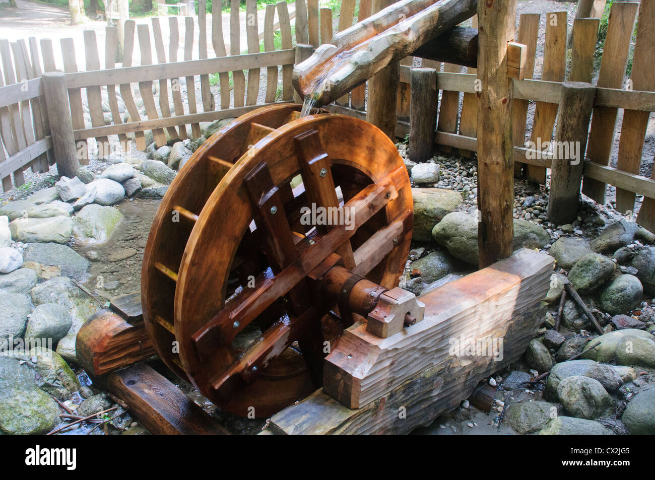 hölzernes Wasserrad Modell fotografiert in Österreich, Tirol-Zillertal-Wald in der Nähe von Mayrhofen Stockfoto