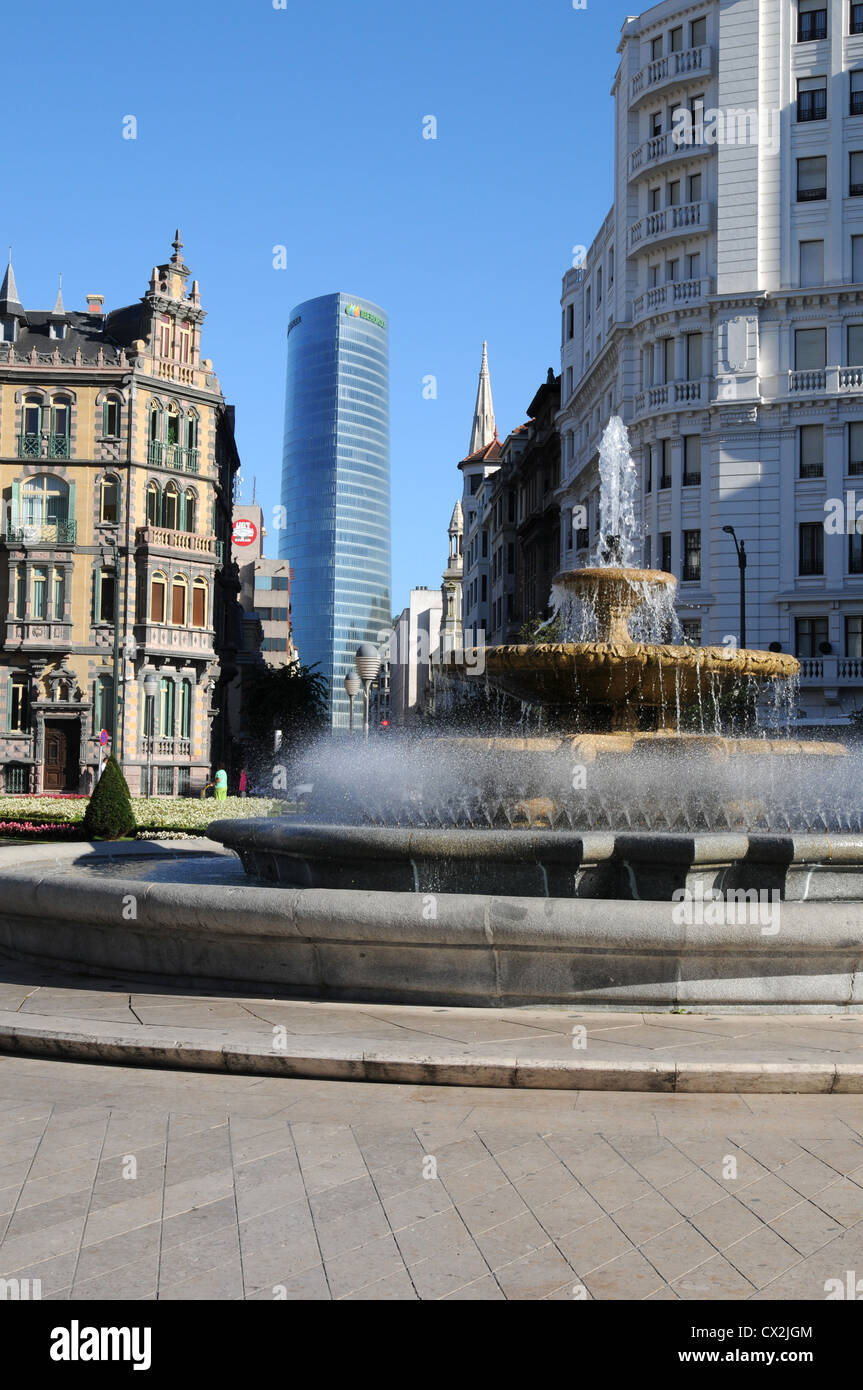 Brunnen, Plaza Moyua, Bilbao, Spanien mit der Iberdrola Tower im Hintergrund Stockfoto