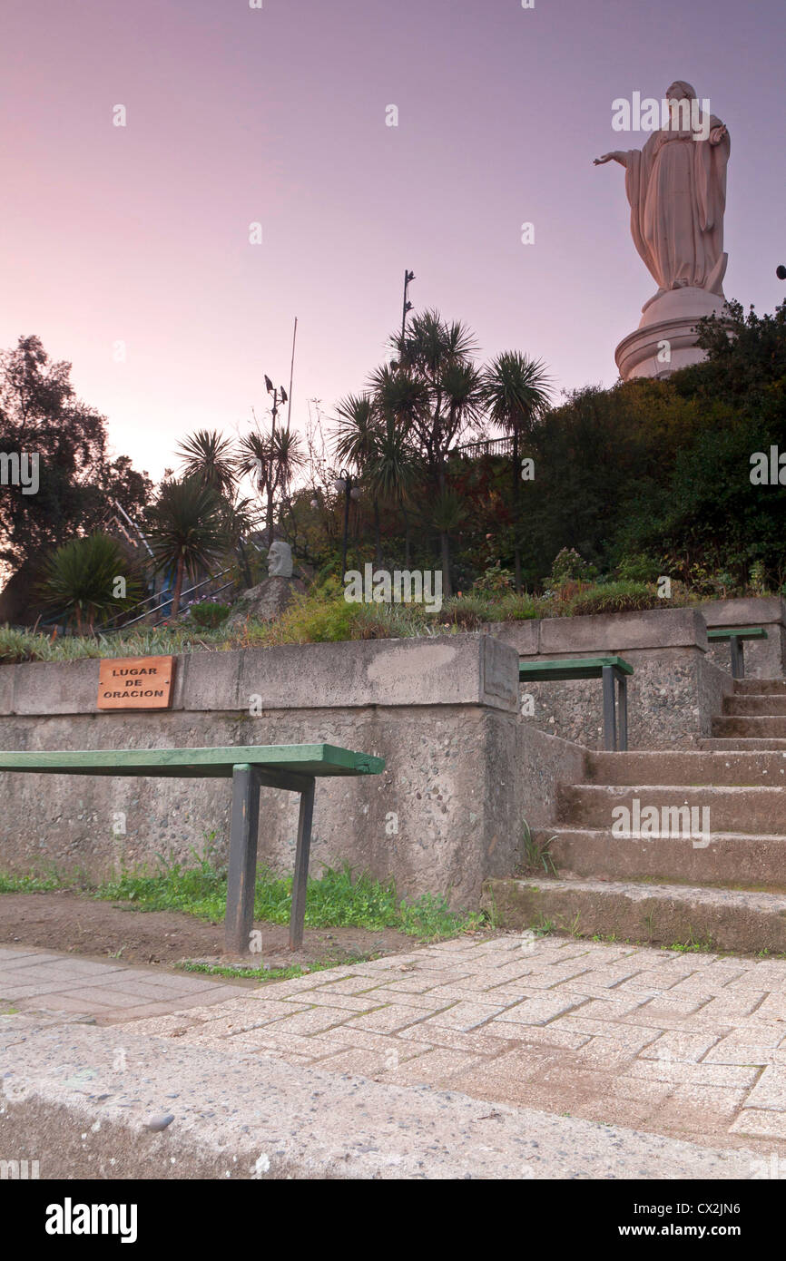 Cerro San Cristóbal (San Cristóbal), Santiago de Chile, Südamerika, Jungfrau-Statue bei Sonnenuntergang auf dem Gipfel Stockfoto