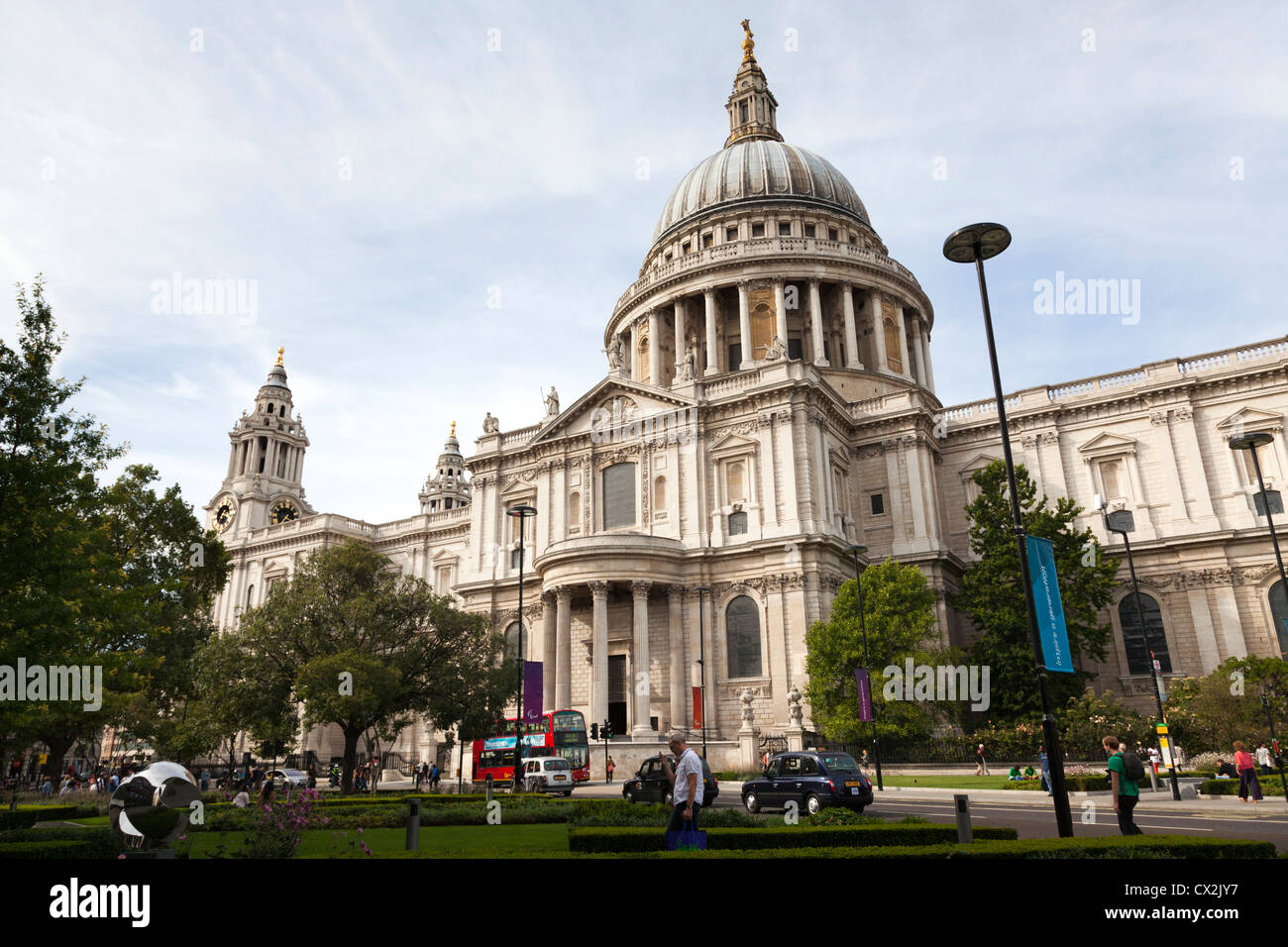 Gerichteten Südfassade der St. Pauls Cathedral mit Gärten