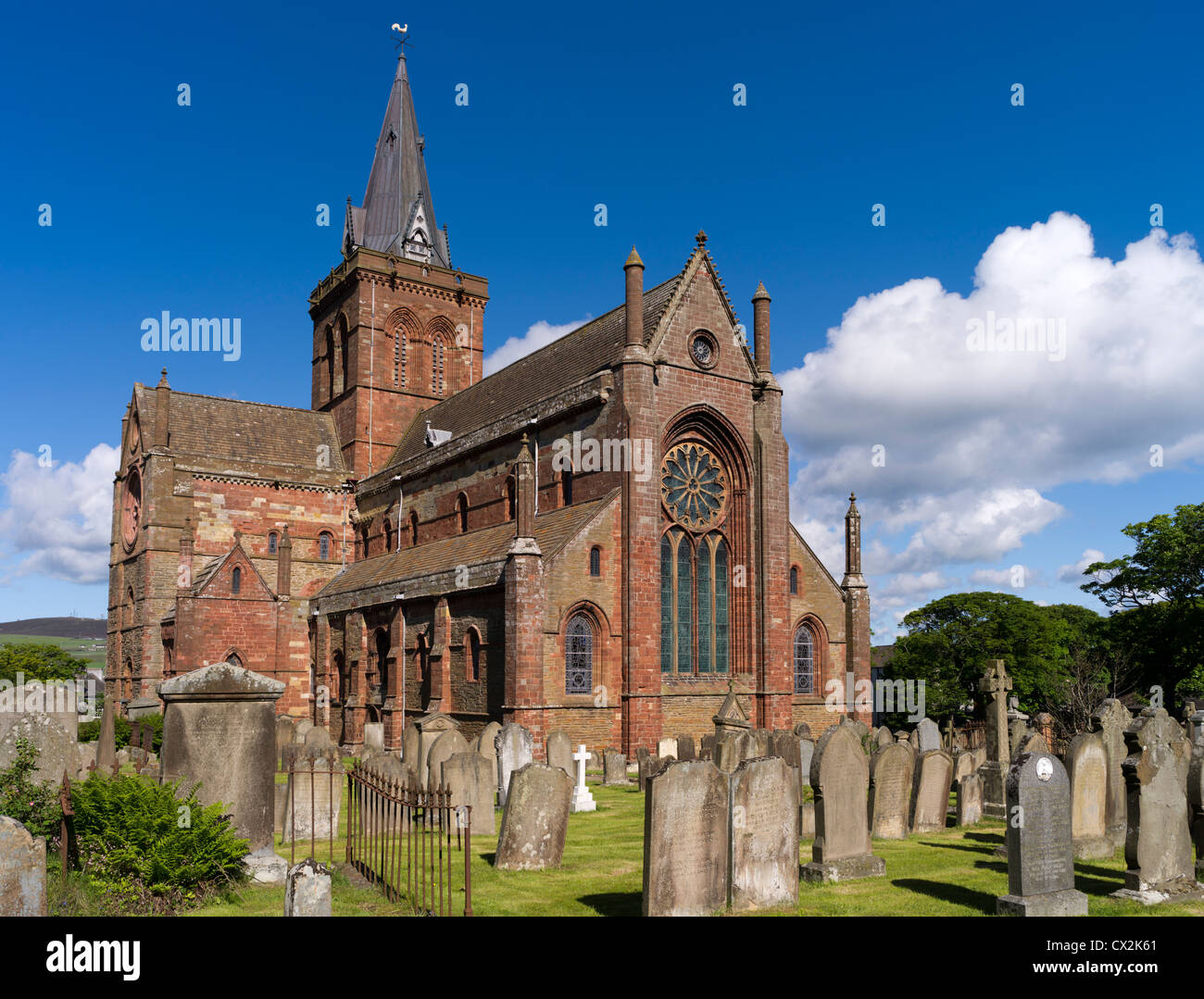 dh St Magnus Cathedral KIRKWALL ORKNEY Eastside of Cathedral and Graveyard orkneys scottish Cathedral Stockfoto
