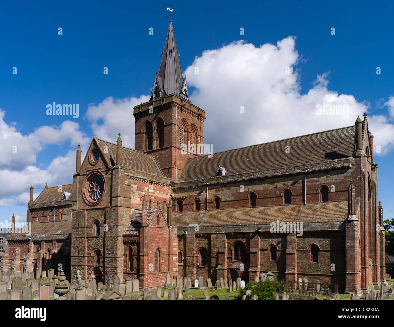 Dh St Magnus Kathedrale KIRKWALL ORKNEY Südseite der Kathedrale und dem Friedhof vikings Schottland Viking Stockfoto