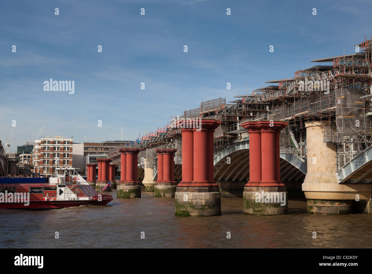 roten Pfeiler in der Themse durch Blackfriers Brücke in London Stockfoto