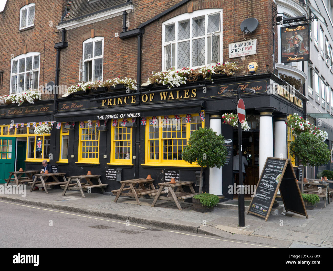 Die Prince Of Wales Kneipe an der Ecke von Wilton Road und Longmoore Street, London UK. Stockfoto