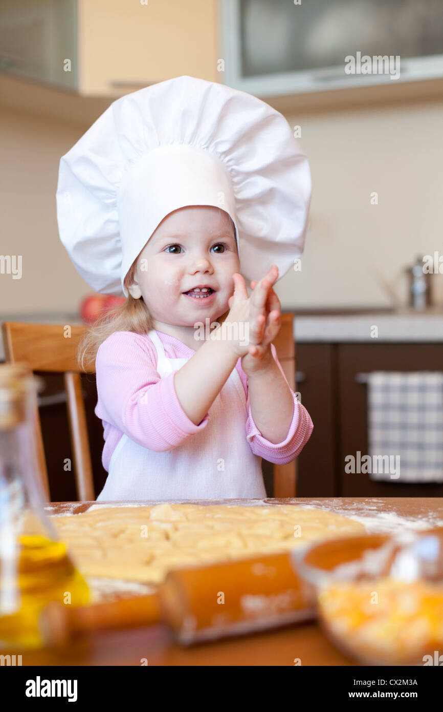Kleines Mädchen löscht Hände in der Küche Stockfoto